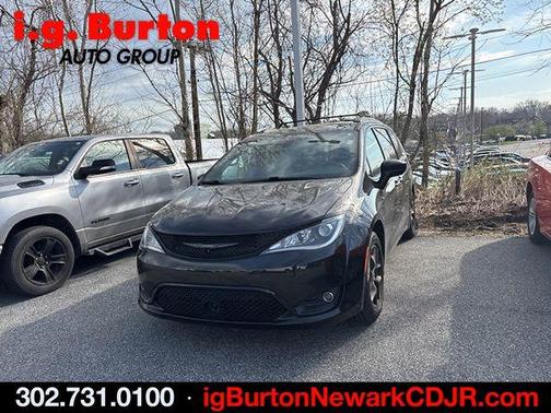 Brilliant Black Crystal Pearlcoat 2020 Chrysler Pacifica Touring-L Plus