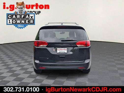 Brilliant Black Crystal Pearlcoat 2020 Chrysler Pacifica Touring-L Plus