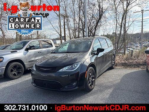 Brilliant Black Crystal Pearlcoat 2020 Chrysler Pacifica Touring-L Plus