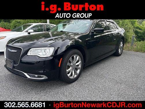 Gloss Black 2017 Chrysler 300 Limited
