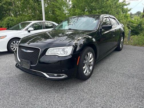 Gloss Black 2017 Chrysler 300 Limited