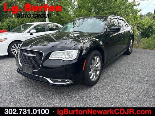 Gloss Black 2017 Chrysler 300 Limited