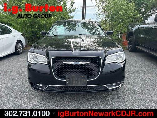 Gloss Black 2017 Chrysler 300 Limited