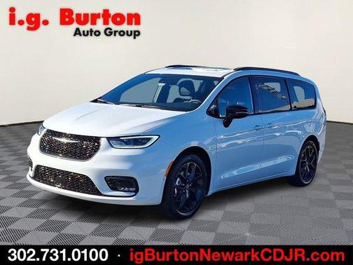 Bright White Clearcoat 2026 Chrysler Pacifica Limited