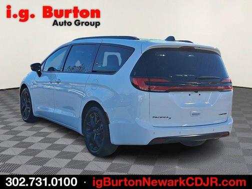 Bright White Clearcoat 2026 Chrysler Pacifica Limited