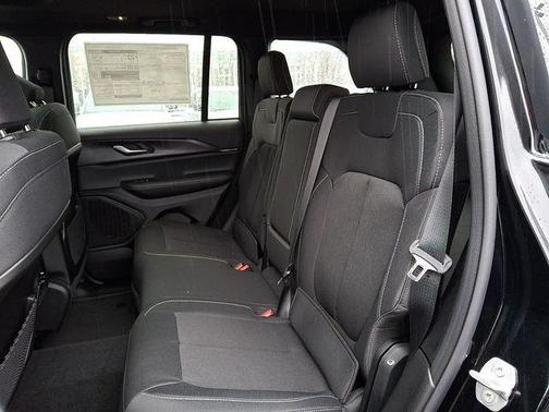 Diamond Black 2026 Jeep Grand Cherokee Laredo