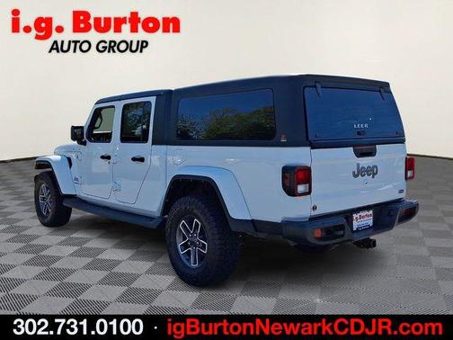 Bright White Clearcoat 2022 Jeep Gladiator Overland