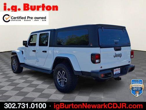 Bright White Clearcoat 2022 Jeep Gladiator Overland