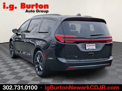 Diamond Black 2026 Chrysler Pacifica Select