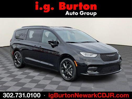 Diamond Black 2026 Chrysler Pacifica Select