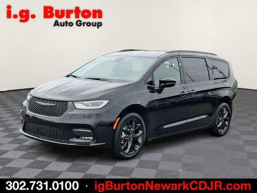 Diamond Black 2026 Chrysler Pacifica Select