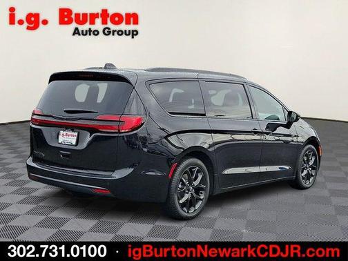 Diamond Black 2026 Chrysler Pacifica Select