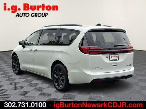 White 2027 Chrysler Pacifica LIMITED