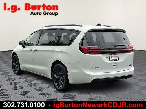 White 2027 Chrysler Pacifica LIMITED