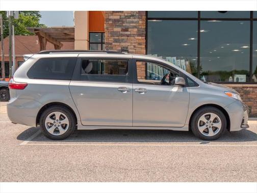 2019 Toyota Sienna LE