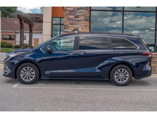 2021 Toyota Sienna XLE 8 Passenger