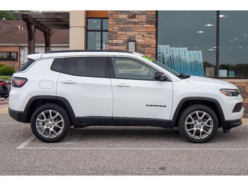 Bright White Clearcoat 2022 Jeep Compass Latitude Lux