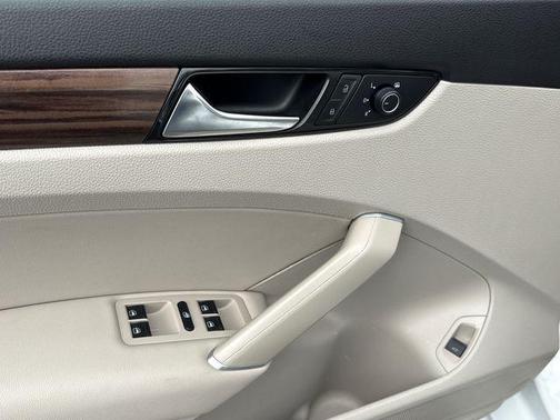Pure White 2020 Volkswagen Passat 2.0T SE