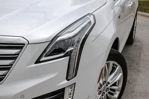 Photo 3 of 33 of 2018 Cadillac XT5 Premium Luxury