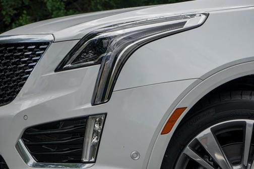 Crystal White Tricoat 2026 Cadillac XT5 FWD Premium Luxury