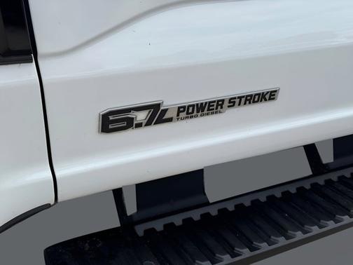 Oxford White 2023 Ford F-250 LARIAT