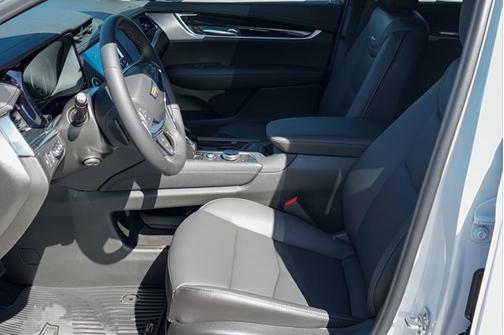 Crystal White Tricoat 2026 Cadillac XT5 FWD Premium Luxury