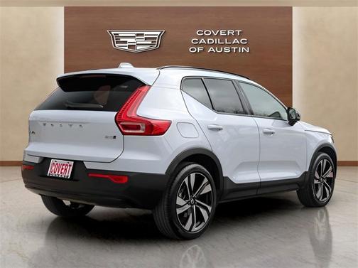 2024 Volvo XC40 Ultimate Dark Theme