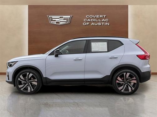 2024 Volvo XC40 Ultimate Dark Theme