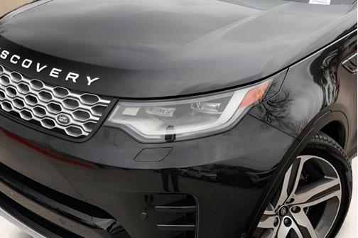 Black 2024 Land Rover Discovery Metropolitan Edition