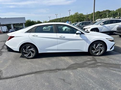 2025 Hyundai ELANTRA SEL