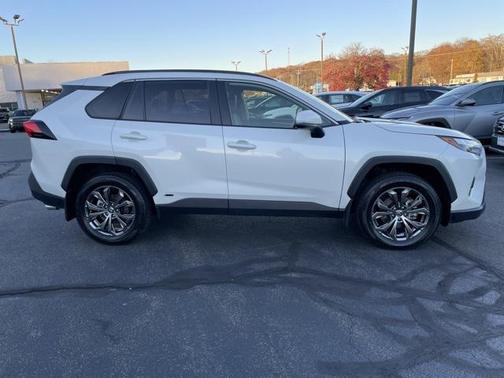 2022 Toyota RAV4 Hybrid XLE Premium