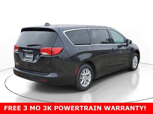 2022 Chrysler Voyager LX