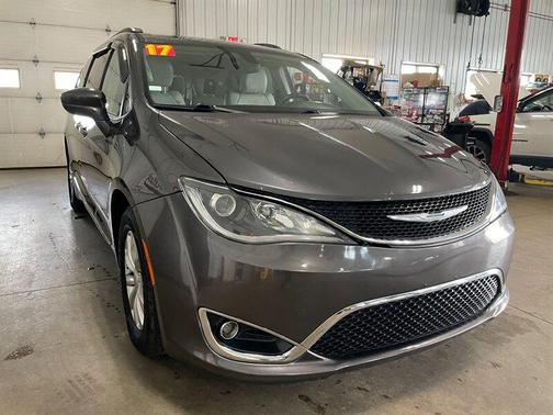 Granite Crystal Metallic Clearcoat 2017 Chrysler Pacifica Touring-L