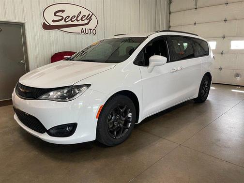 Bright White Clearcoat 2018 Chrysler Pacifica Touring-L Plus
