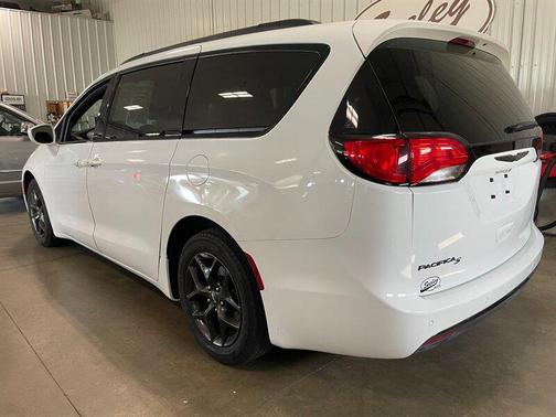 Bright White Clearcoat 2018 Chrysler Pacifica Touring-L Plus