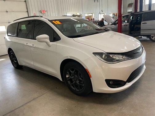 Bright White Clearcoat 2018 Chrysler Pacifica Touring-L Plus