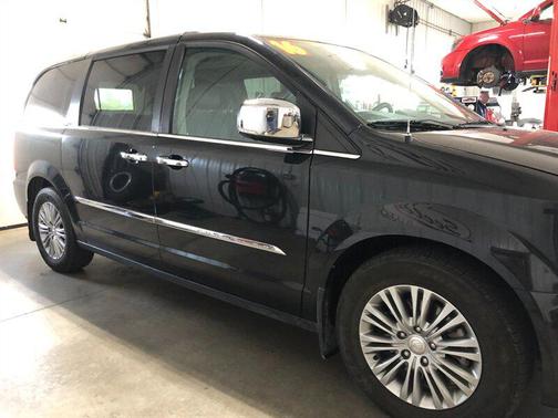 2016 Chrysler Town & Country Touring-L