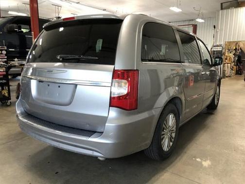 2016 Chrysler Town & Country Touring-L