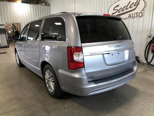 2016 Chrysler Town & Country Touring-L
