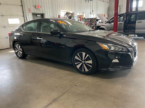 Super Black 2021 Nissan Altima 2.5 SV