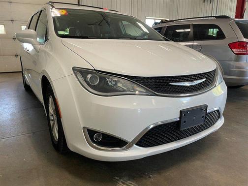 Bright White Clearcoat 2019 Chrysler Pacifica Touring L