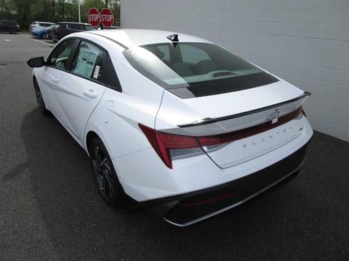 2025 Hyundai ELANTRA HEV SEL