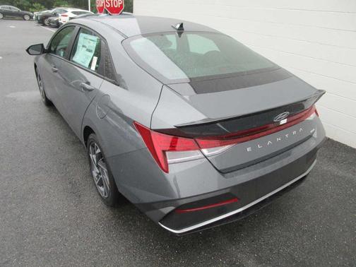 2025 Hyundai ELANTRA HEV SEL