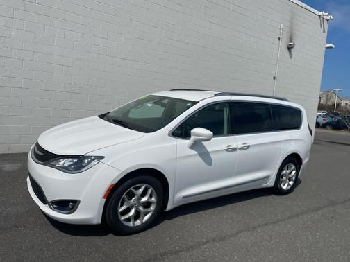 Bright White Clearcoat 2017 Chrysler Pacifica Touring-L Plus