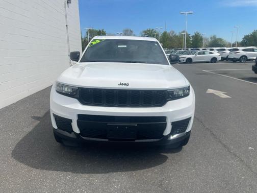 Bright White Clearcoat 2023 Jeep Grand Cherokee L Laredo