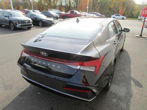 2026 Hyundai ELANTRA SEL