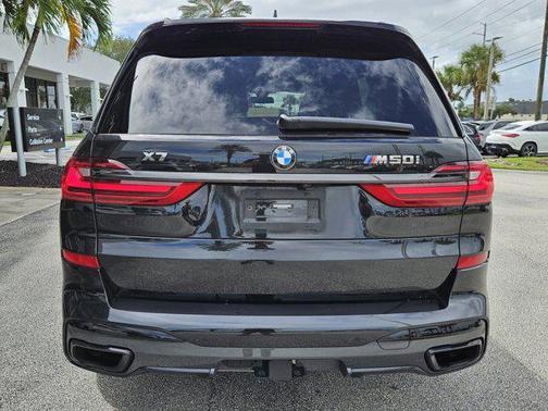 2022 BMW X7 M50i