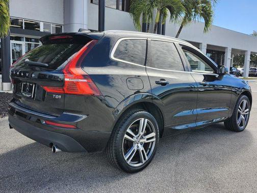 2020 Volvo XC60 Recharge Plug-In Hybrid T8 Momentum