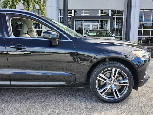 2020 Volvo XC60 Recharge Plug-In Hybrid T8 Momentum