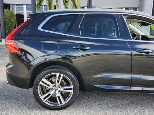 2020 Volvo XC60 Recharge Plug-In Hybrid T8 Momentum